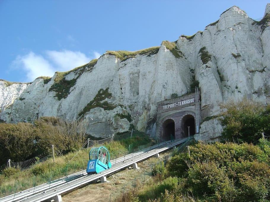 Idealement Situe "Le Studio" Les Locations Isahora Sont Aussi A 2 Pas Du Chateau D'Eu, Des Falaises Du Treport, De Mers Les Bains Et Aux Portes De La Baie De Somme Eu (Seine-Maritime) Bagian luar foto