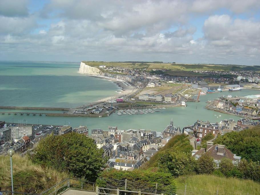 Idealement Situe "Le Studio" Les Locations Isahora Sont Aussi A 2 Pas Du Chateau D'Eu, Des Falaises Du Treport, De Mers Les Bains Et Aux Portes De La Baie De Somme Eu (Seine-Maritime) Bagian luar foto